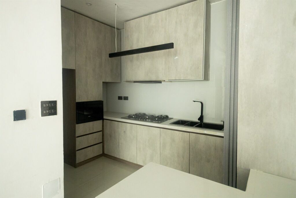 Brum Height 6: Kitchen counter with a sink, hob and fitted cabinetry